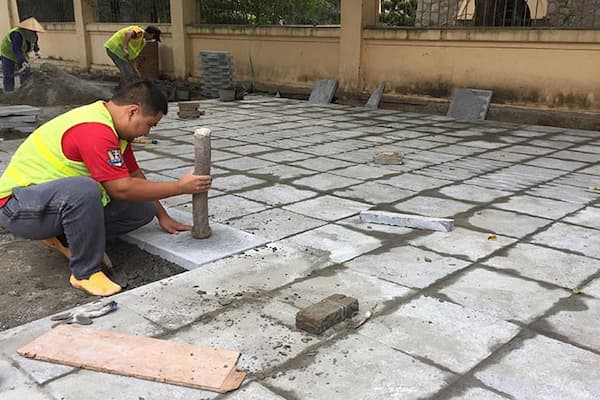 Tạo độ bằng phẳng giữa các viên gạch 