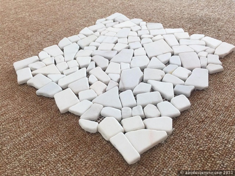 Đá mosaic sỏi trắng rối vỡ quay cạnh Đá mosaic sỏi trắng rối vỡ quay cạnh